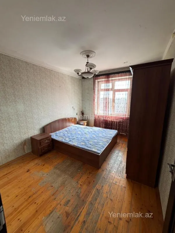 Satılır 9 otaqlı köhnə tikili 80 m²