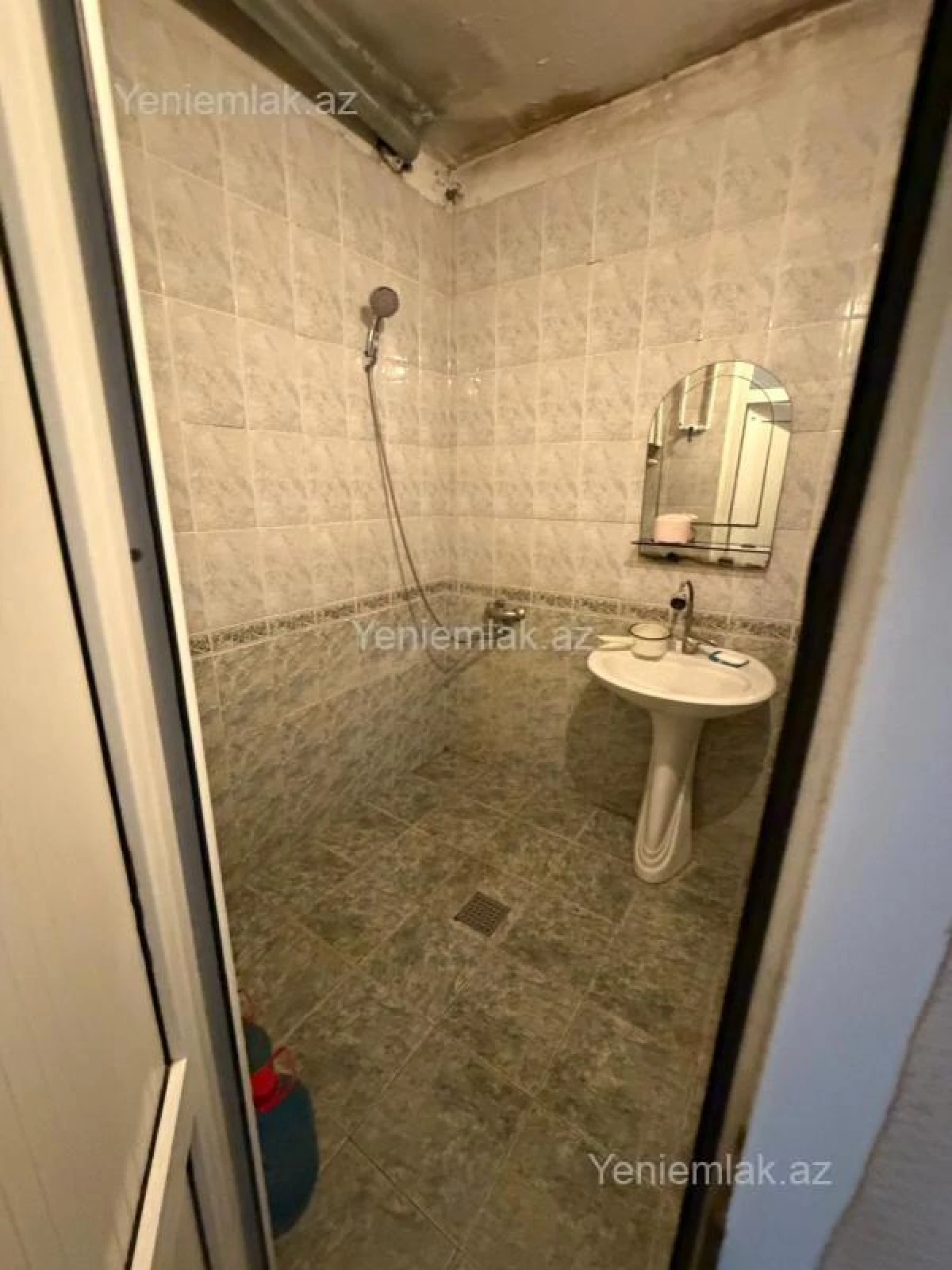 Satılır 9 otaqlı köhnə tikili 80 m²