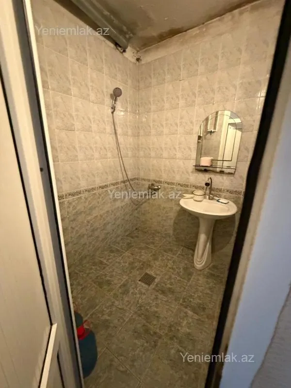 Satılır 9 otaqlı köhnə tikili 80 m²
