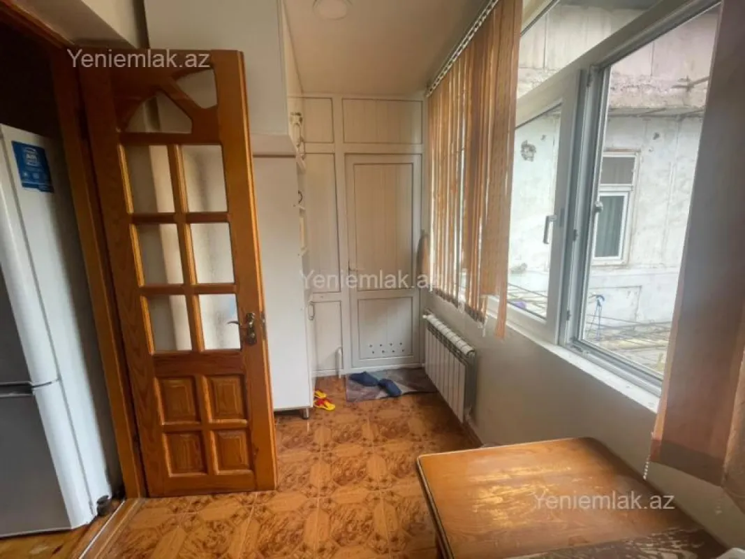 Satılır 4 otaqlı köhnə tikili 100 m²