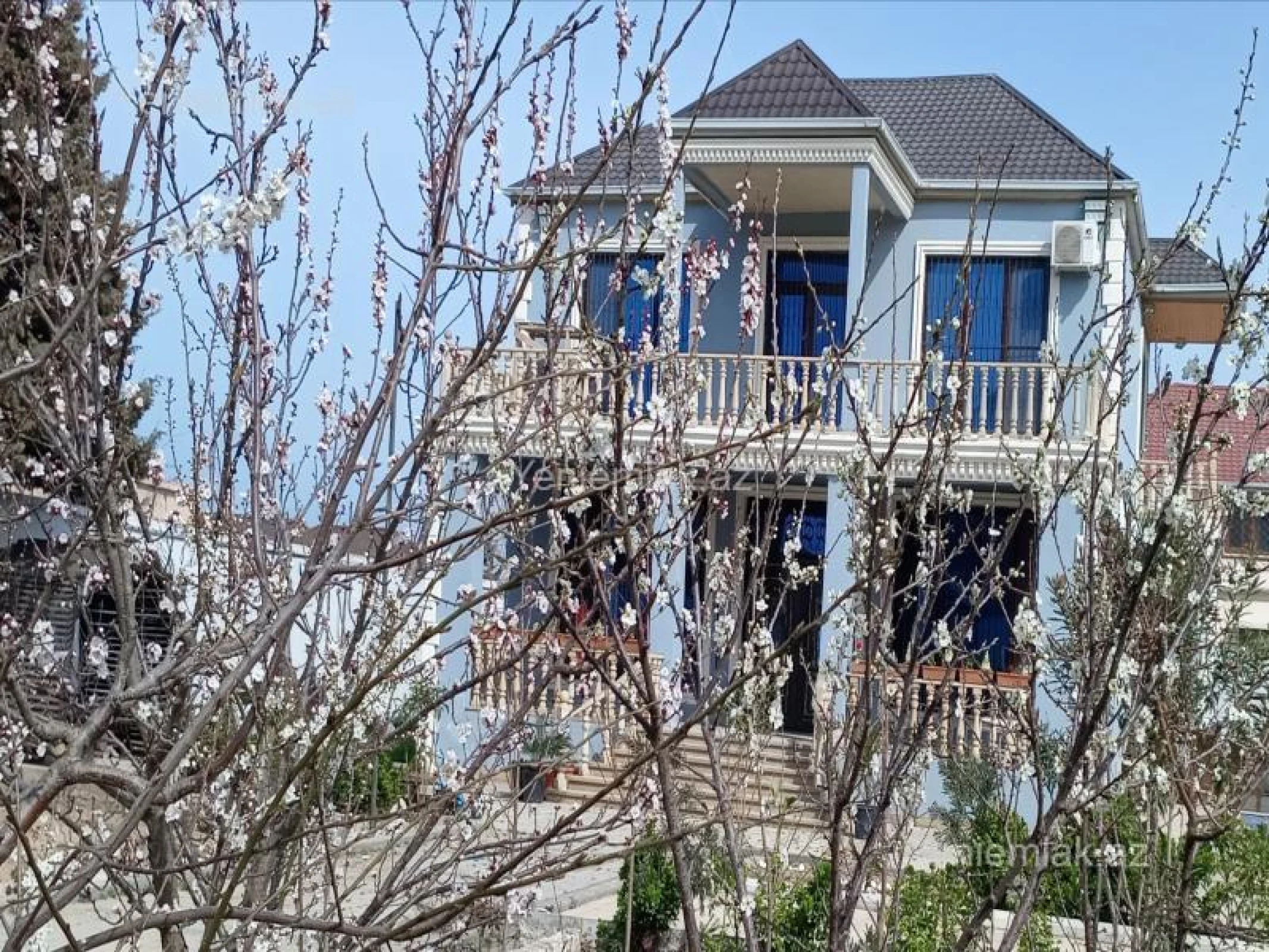 Satılır 5 otaqlı həyət evi 285 m²