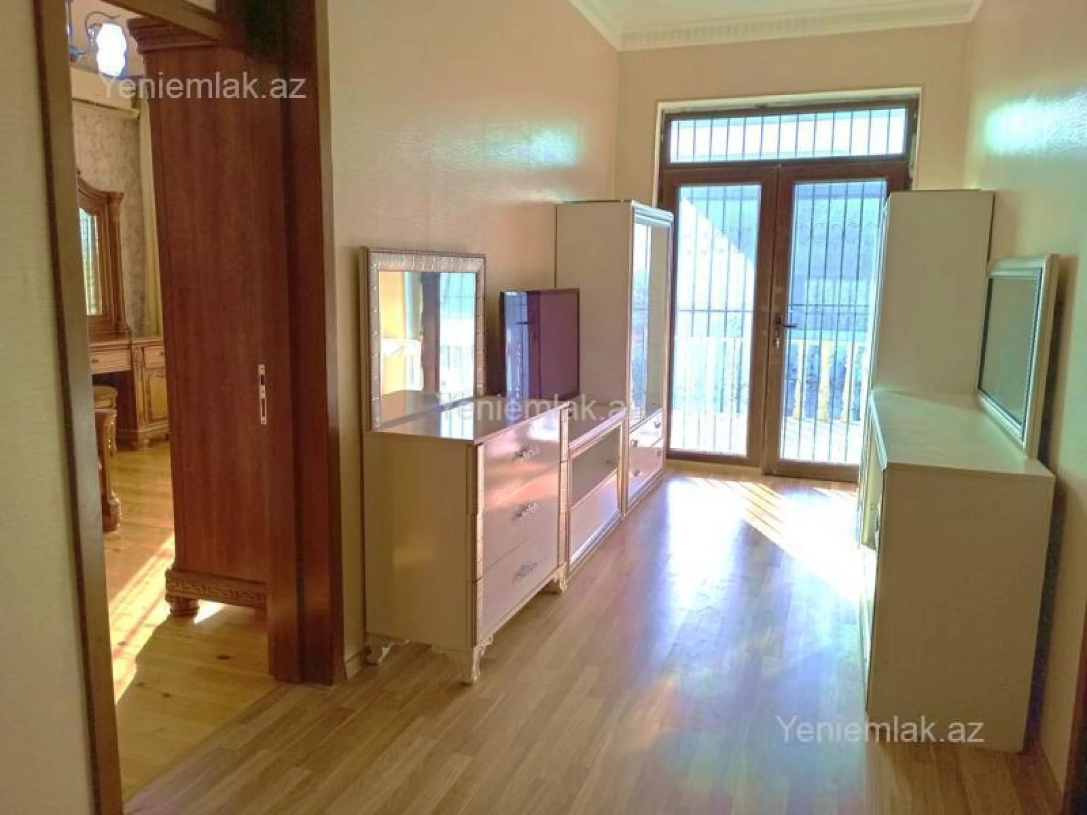 Satılır 5 otaqlı həyət evi 285 m²