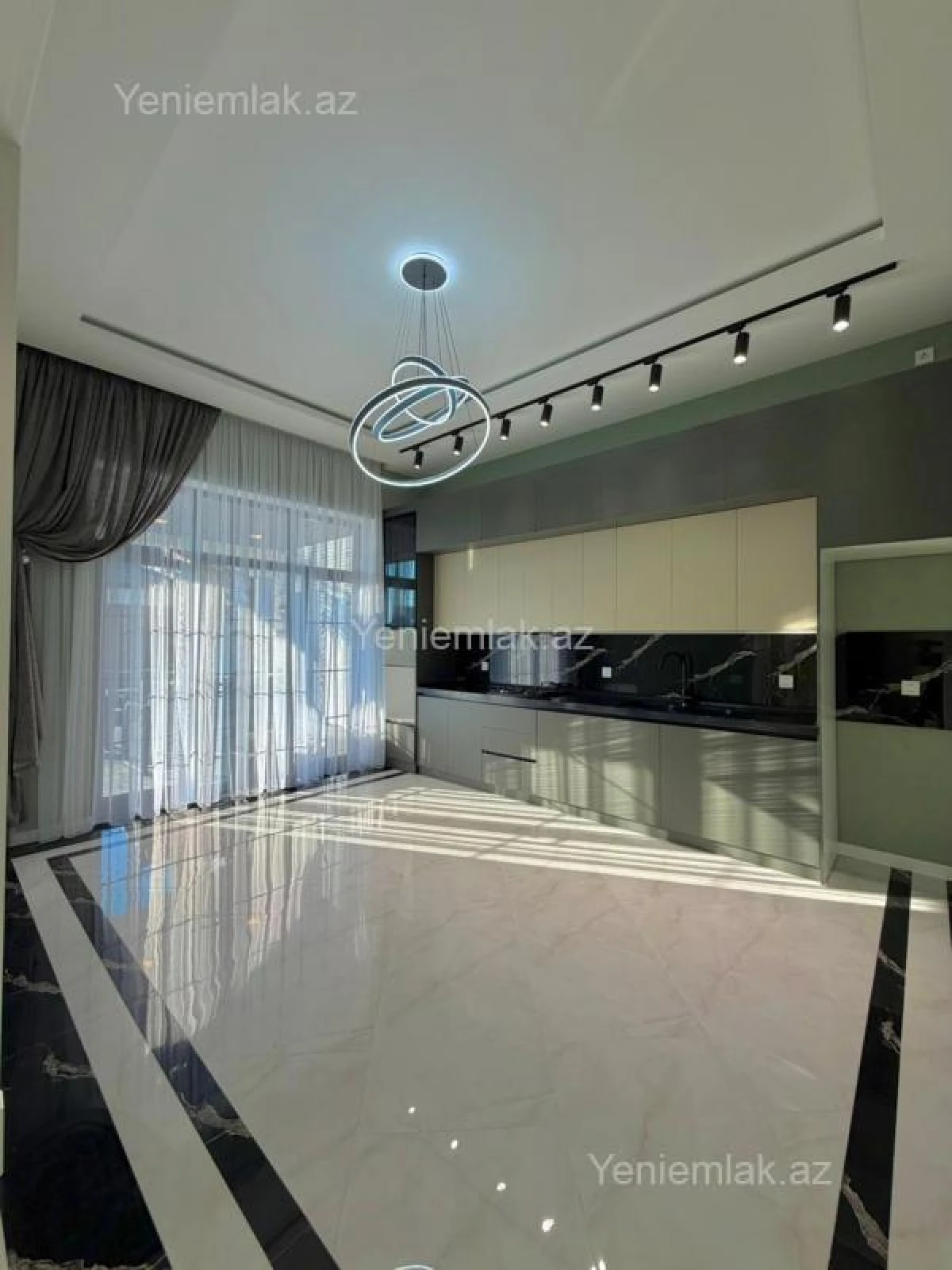 Satılır 5 otaqlı həyət evi 240 m²