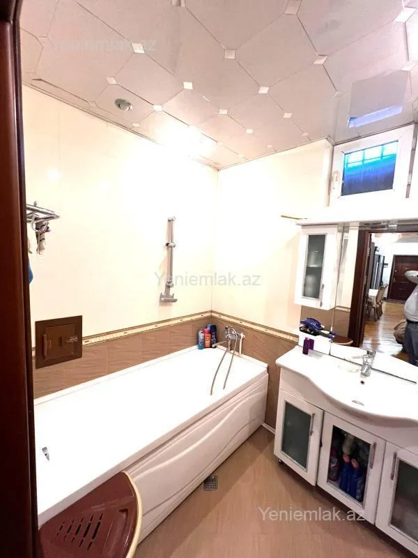 Satılır 3 otaqlı yeni tikili 125 m²