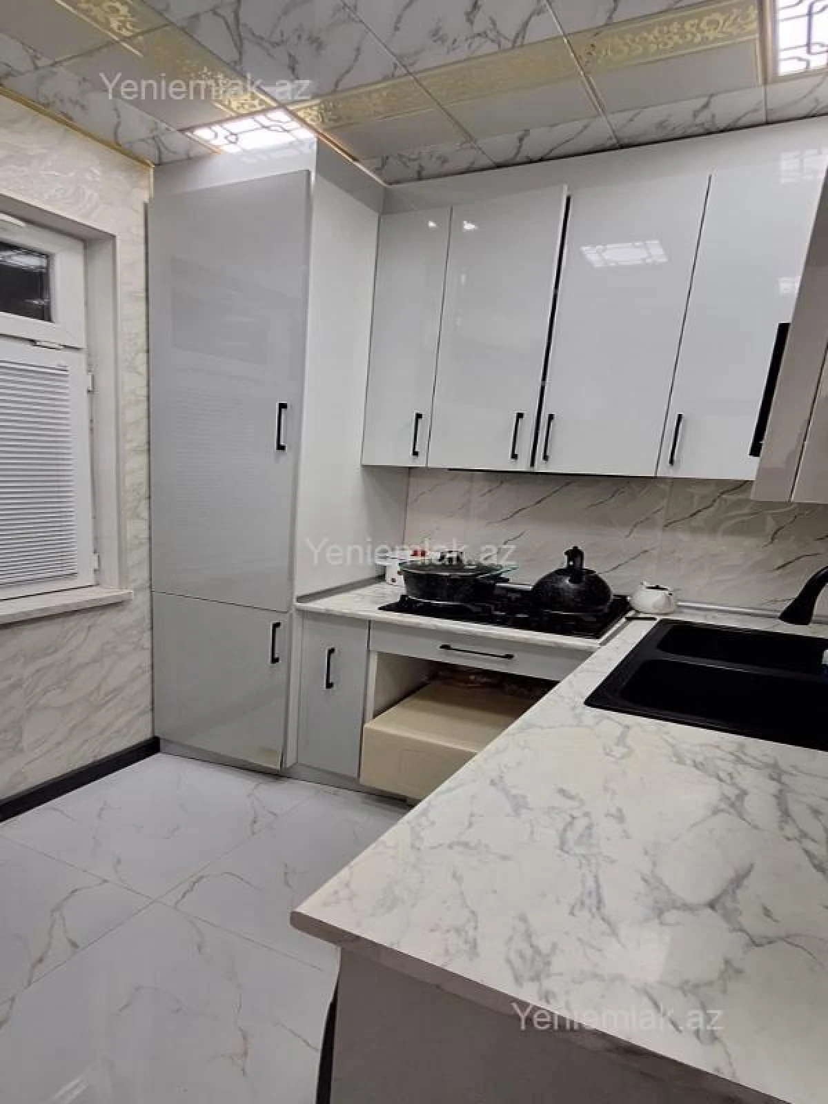Satılır 4 otaqlı köhnə tikili 110 m²