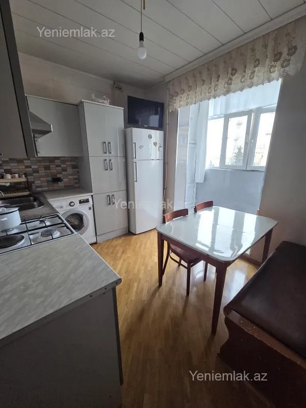 Satılır 4 otaqlı köhnə tikili 110 m²