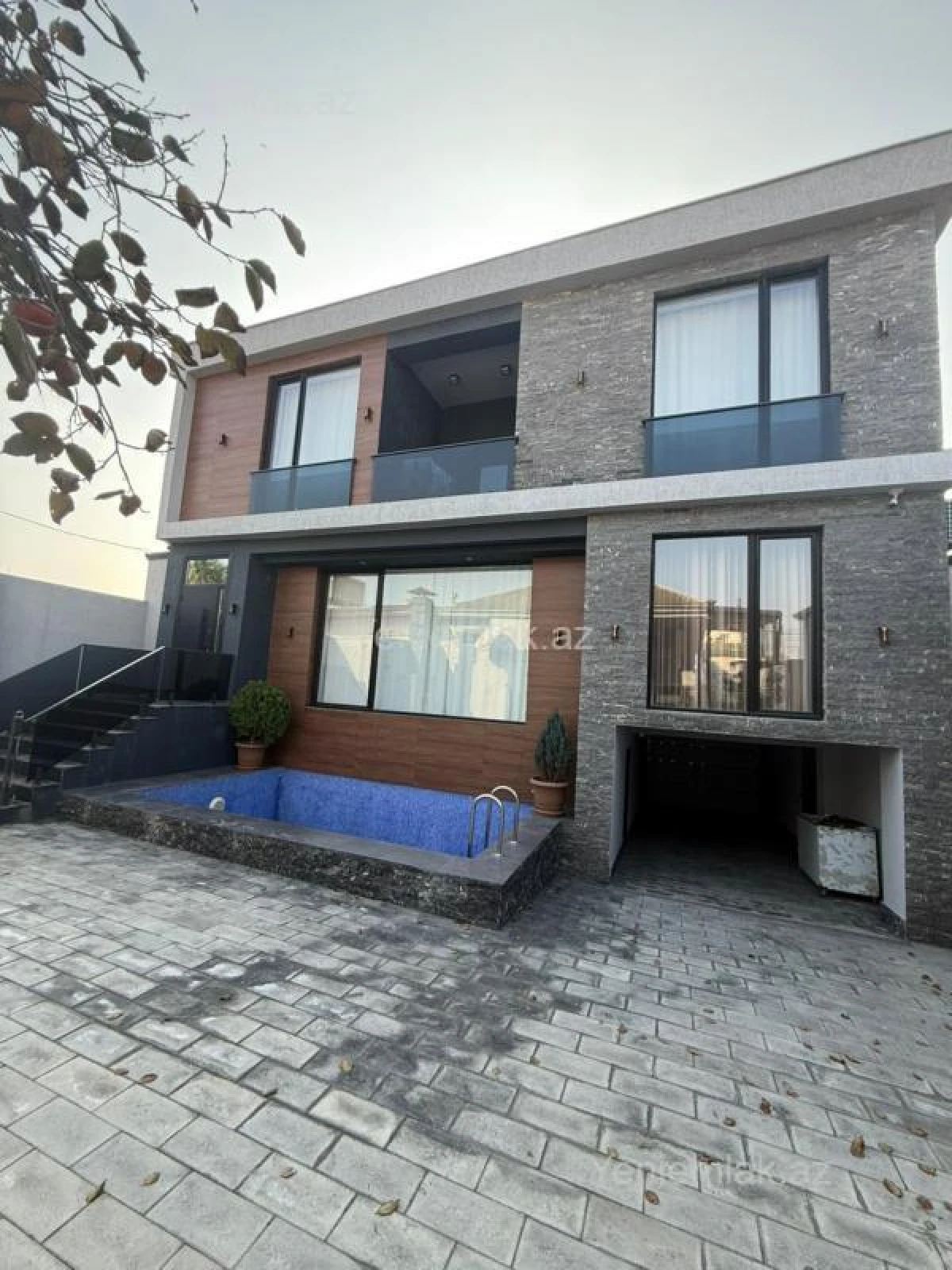 Satılır 5 otaqlı həyət evi 300 m²