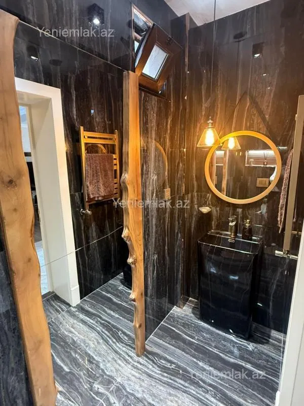 Satılır 5 otaqlı həyət evi 300 m²