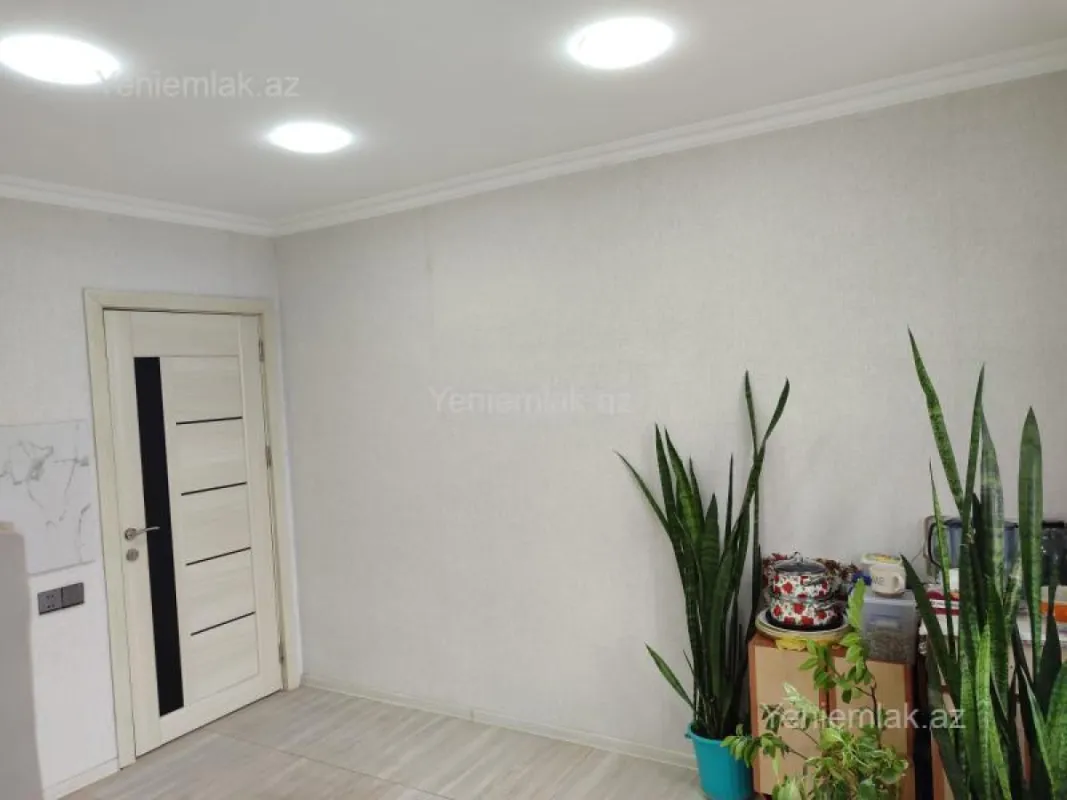 Satılır 4 otaqlı köhnə tikili 105 m²