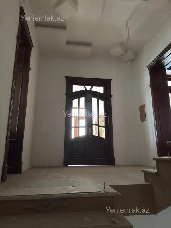 Satılır 8 otaqlı həyət evi 650 m²