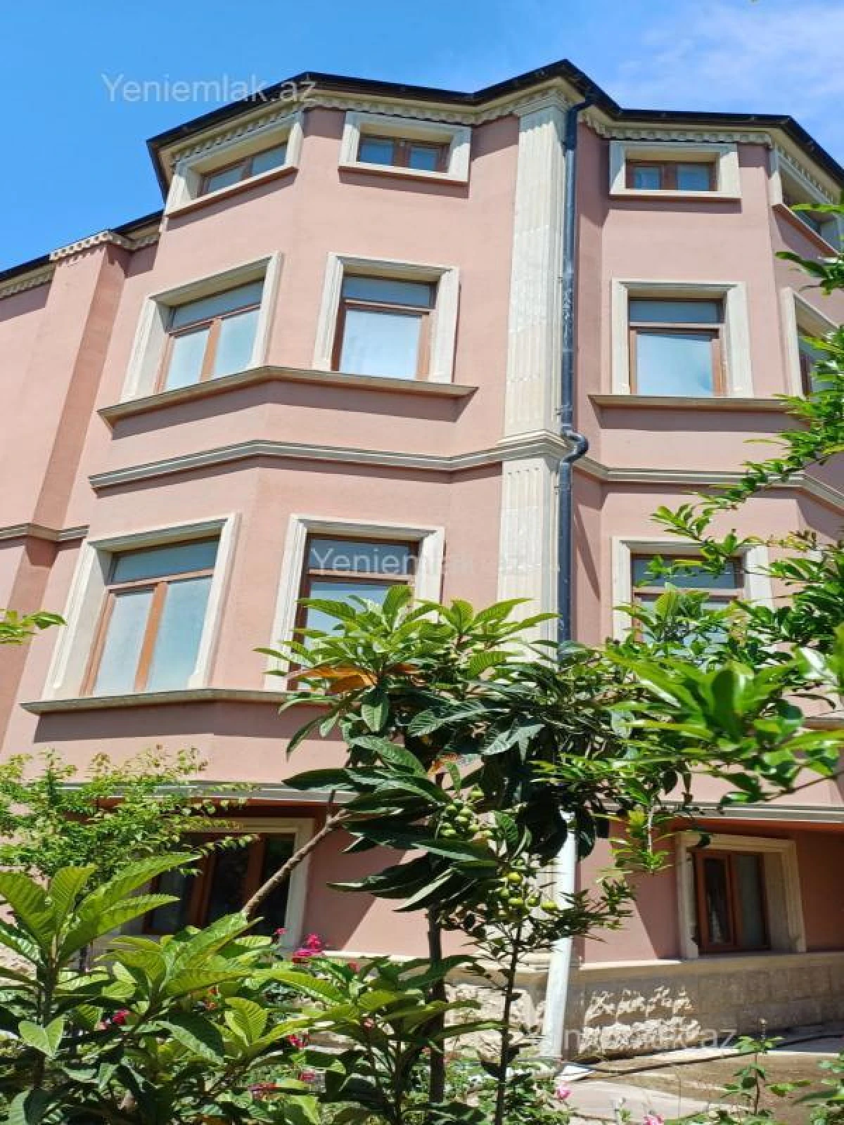 Satılır 8 otaqlı həyət evi 650 m²