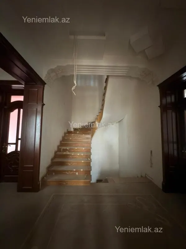 Satılır 8 otaqlı həyət evi 650 m²