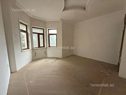 Satılır 8 otaqlı həyət evi 650 m²