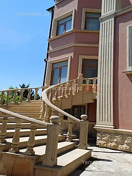 Satılır 8 otaqlı həyət evi 650 m²