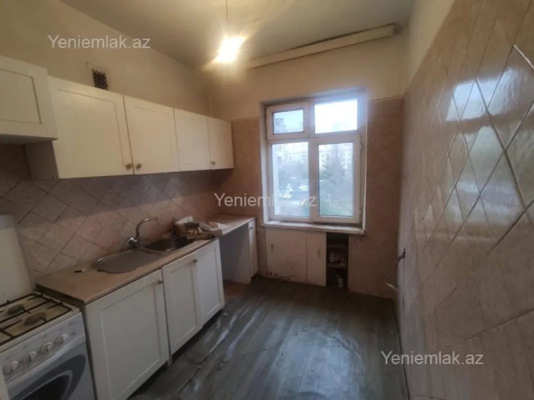 Satılır 3 otaqlı köhnə tikili 80 m²