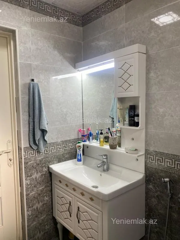 Satılır 5 otaqlı həyət evi 200 m²