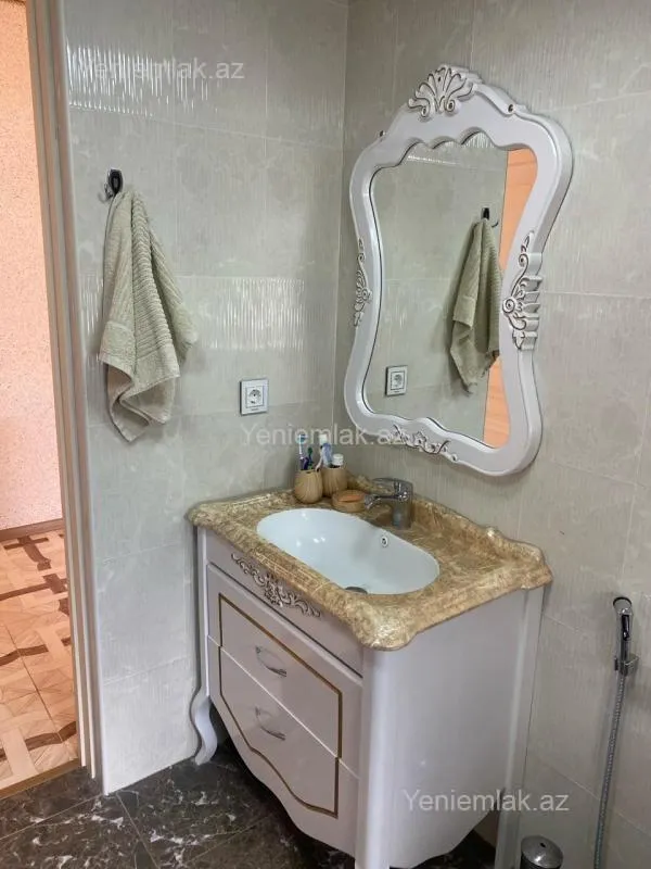 Satılır 5 otaqlı həyət evi 200 m²