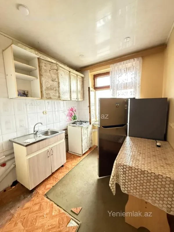 Satılır 3 otaqlı köhnə tikili 75 m²