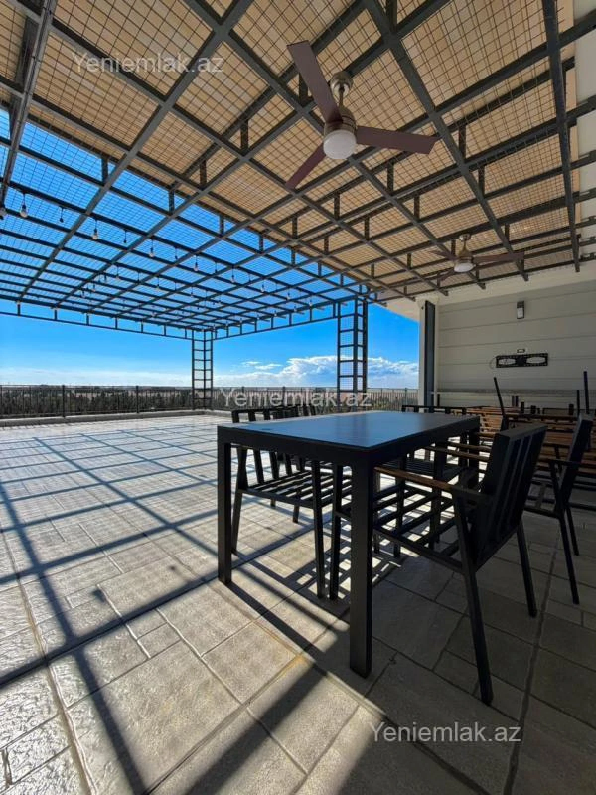 Satılır 9 otaqlı həyət evi 2000 m²