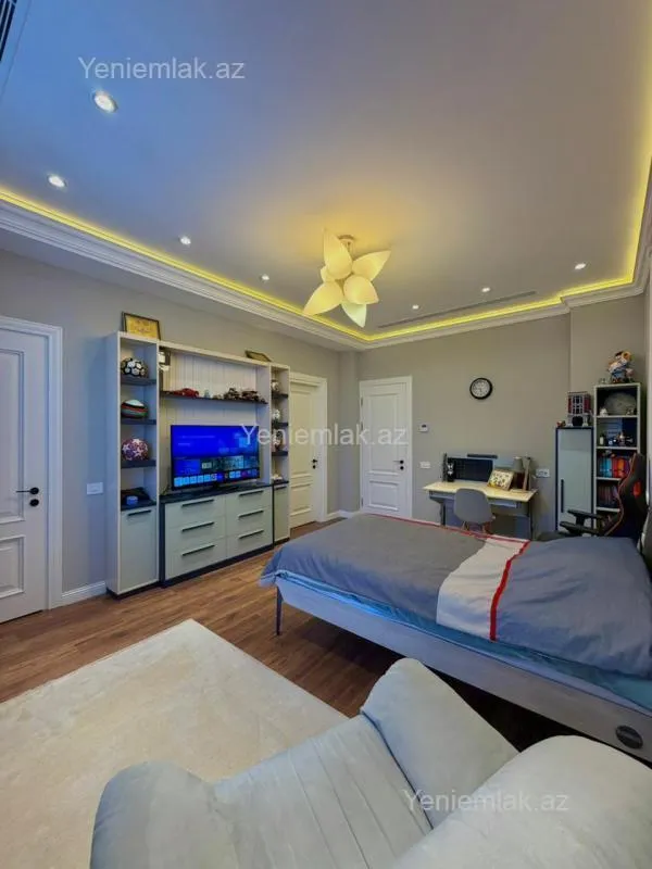 Satılır 9 otaqlı həyət evi 2000 m²