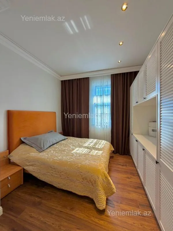Satılır 9 otaqlı həyət evi 2000 m²