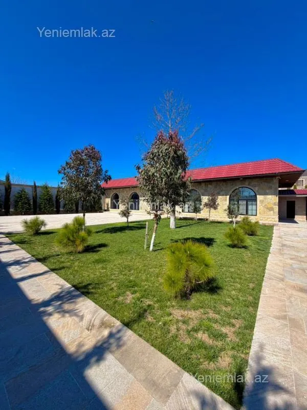 Satılır 9 otaqlı həyət evi 2000 m²