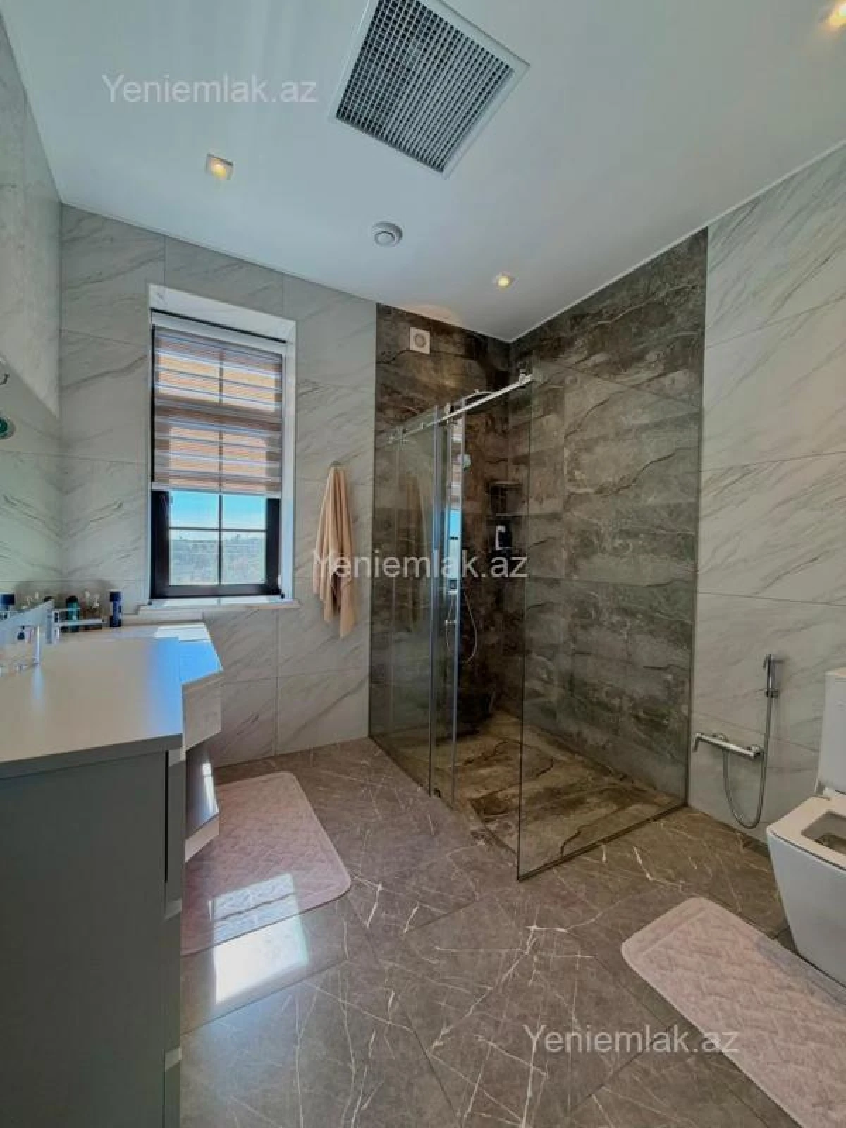 Satılır 9 otaqlı həyət evi 2000 m²