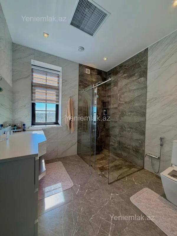 Satılır 9 otaqlı həyət evi 2000 m²