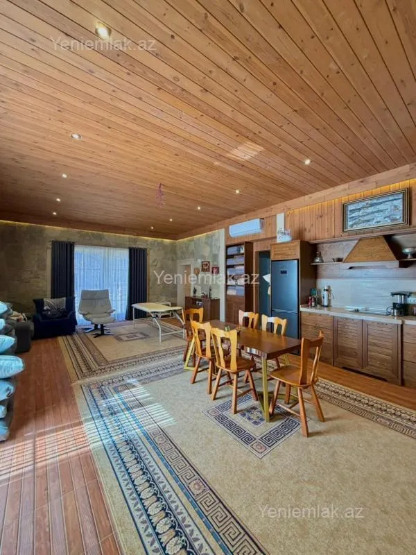 Satılır 9 otaqlı həyət evi 2000 m²