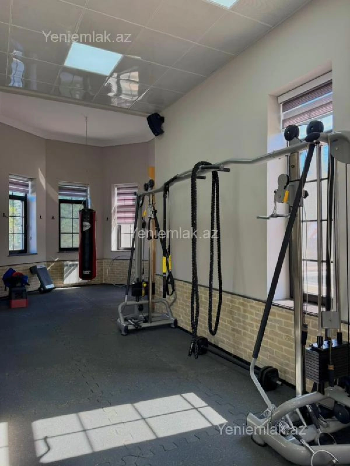 Satılır 9 otaqlı həyət evi 2000 m²