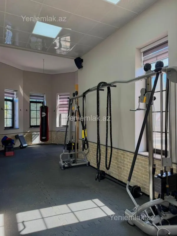 Satılır 9 otaqlı həyət evi 2000 m²