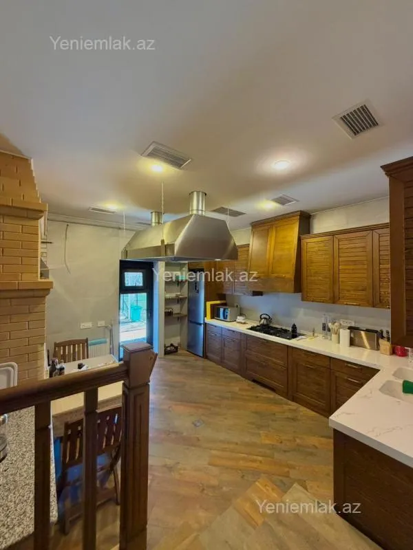 Satılır 9 otaqlı həyət evi 2000 m²
