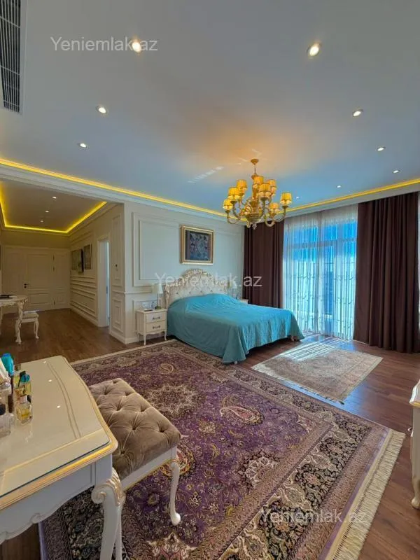 Satılır 9 otaqlı həyət evi 2000 m²
