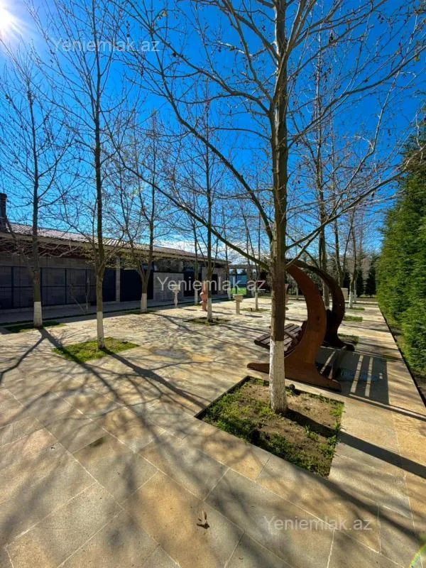 Satılır 9 otaqlı həyət evi 2000 m²
