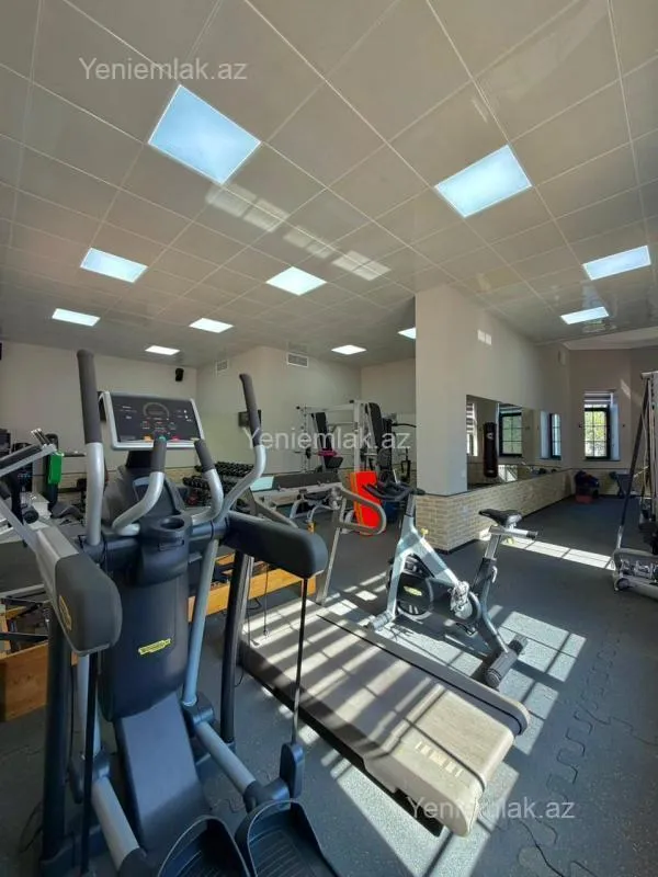 Satılır 9 otaqlı həyət evi 2000 m²