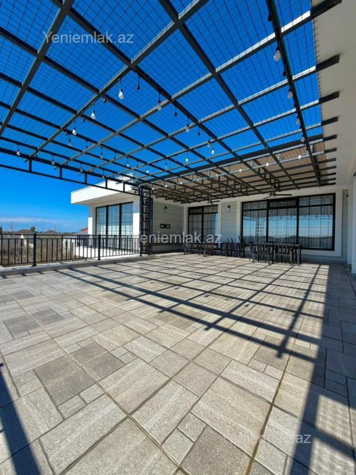 Satılır 9 otaqlı həyət evi 2000 m²