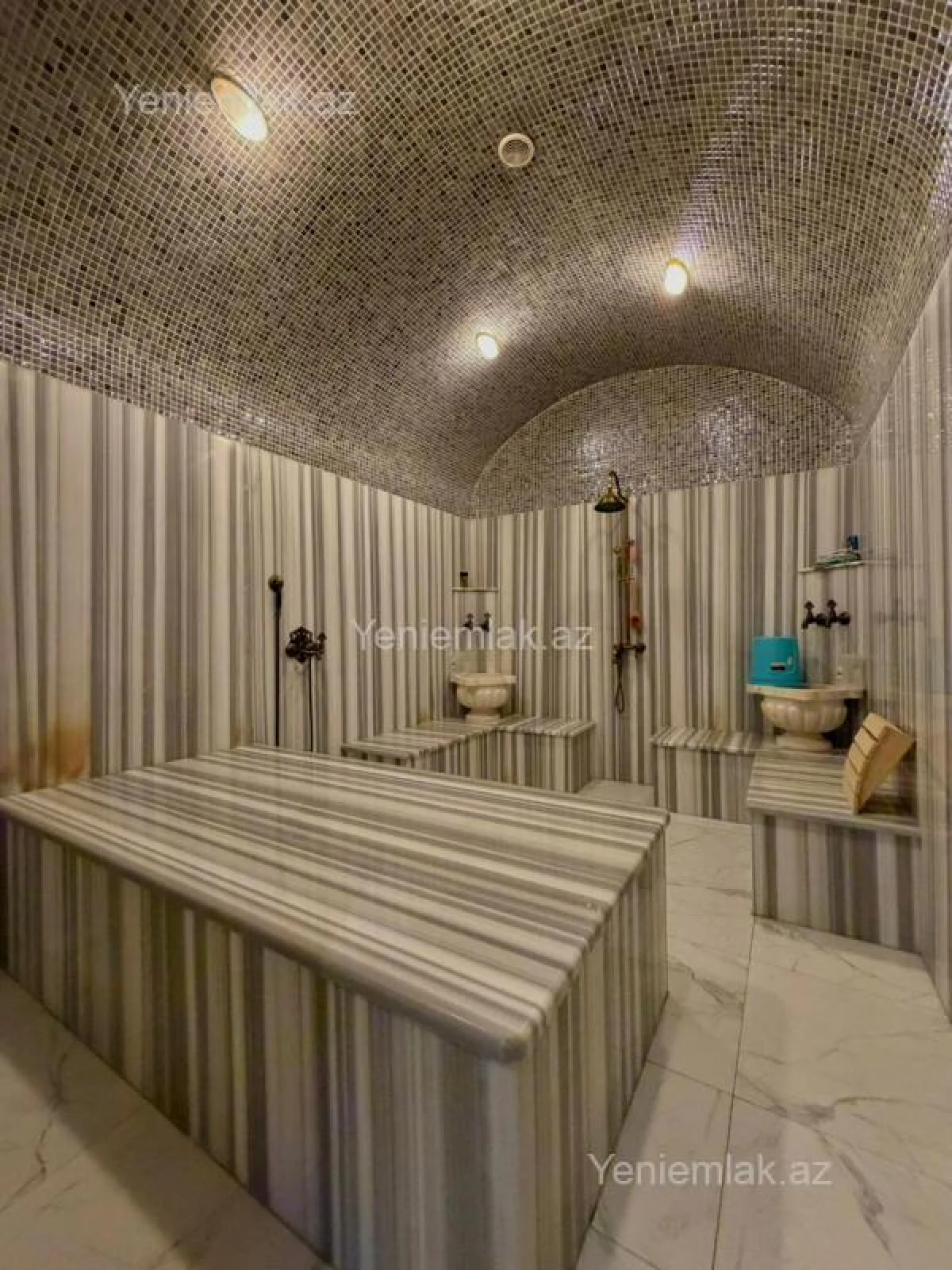 Satılır 9 otaqlı həyət evi 2000 m²