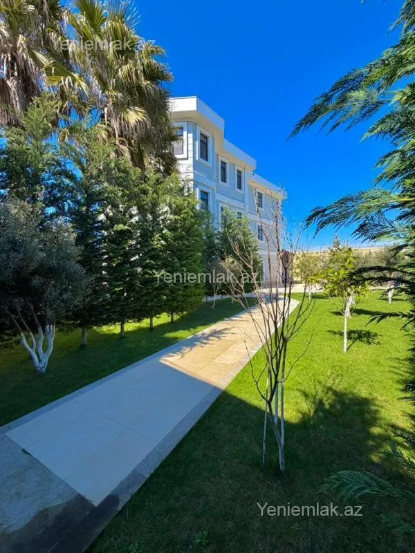 Satılır 9 otaqlı həyət evi 2000 m²