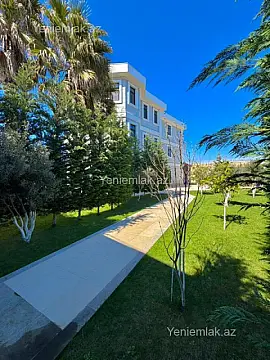 Satılır 9 otaqlı həyət evi 2000 m²