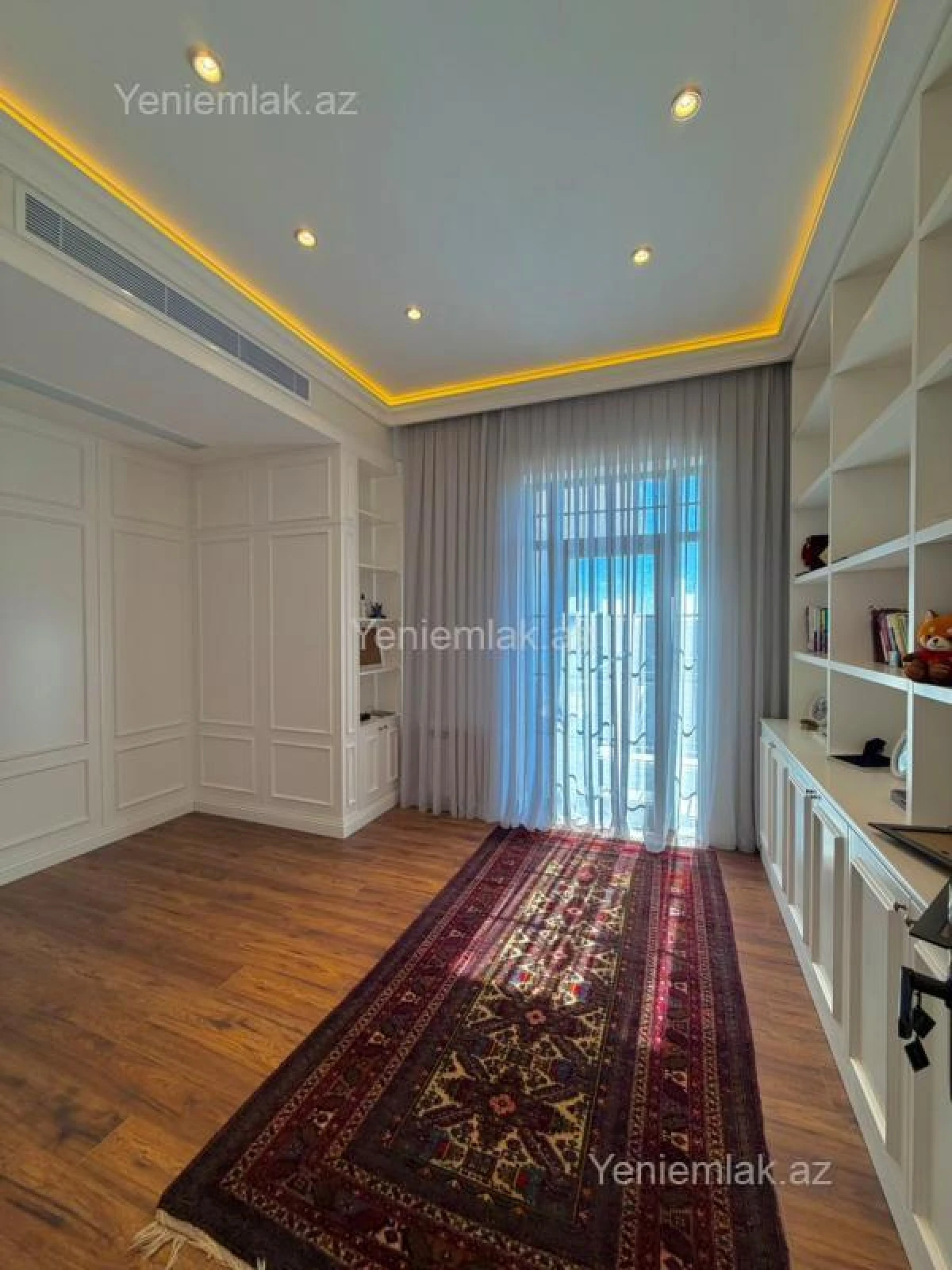 Satılır 9 otaqlı həyət evi 2000 m²