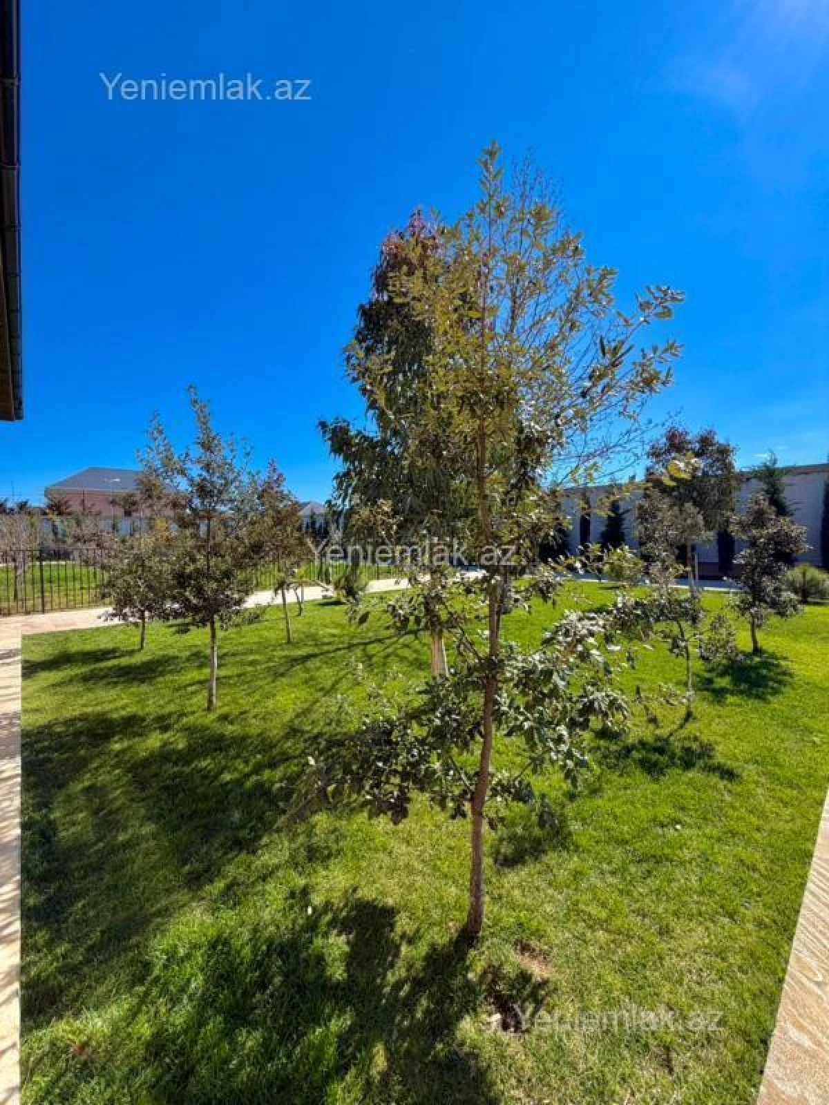 Satılır 9 otaqlı həyət evi 2000 m²