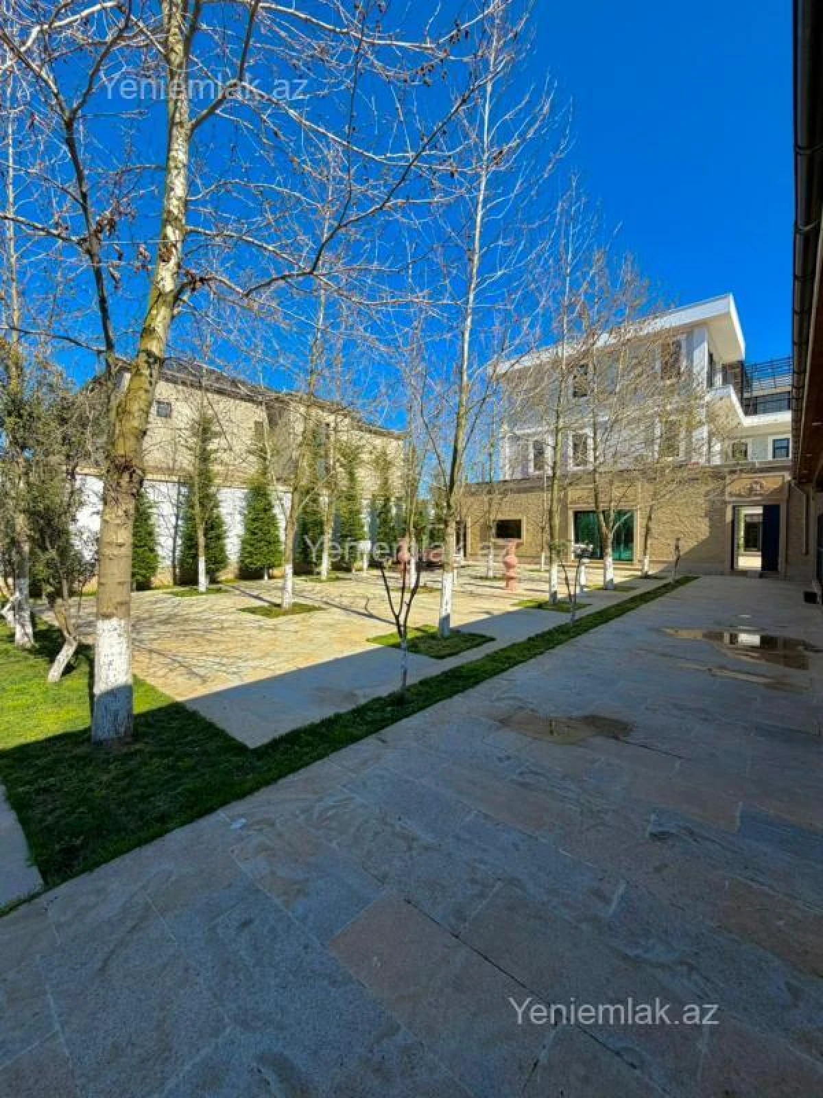 Satılır 9 otaqlı həyət evi 2000 m²