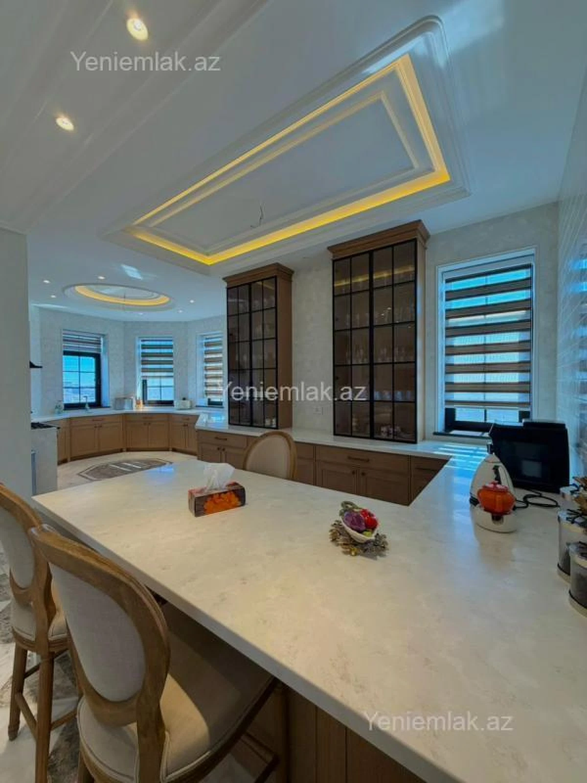 Satılır 9 otaqlı həyət evi 2000 m²