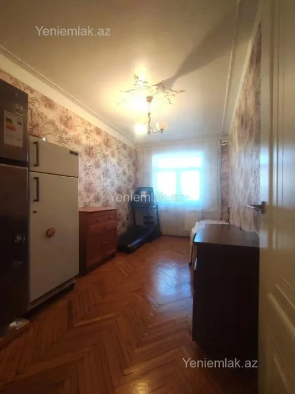 Satılır 4 otaqlı köhnə tikili 105 m²