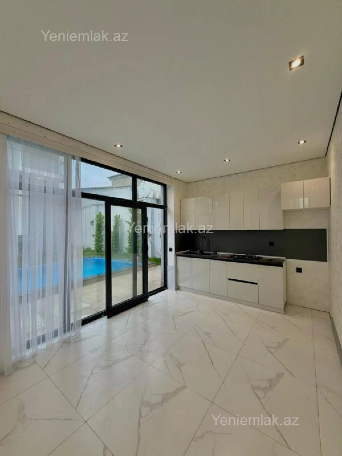 Satılır 5 otaqlı həyət evi 250 m²