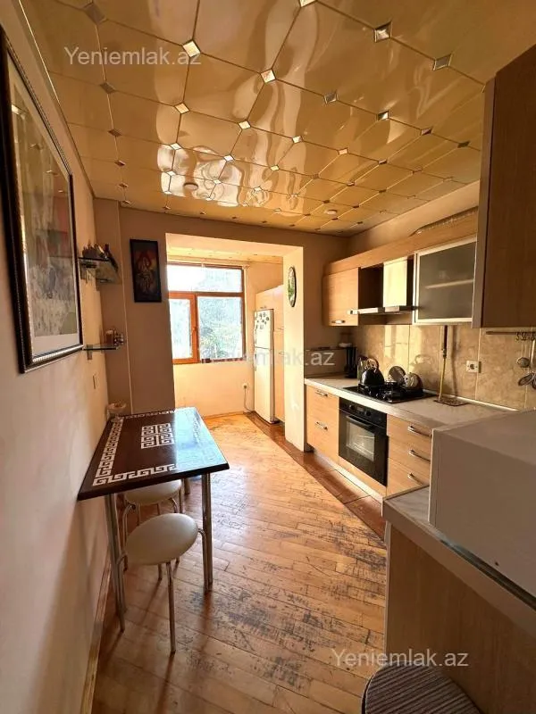 Satılır 4 otaqlı köhnə tikili 100 m²