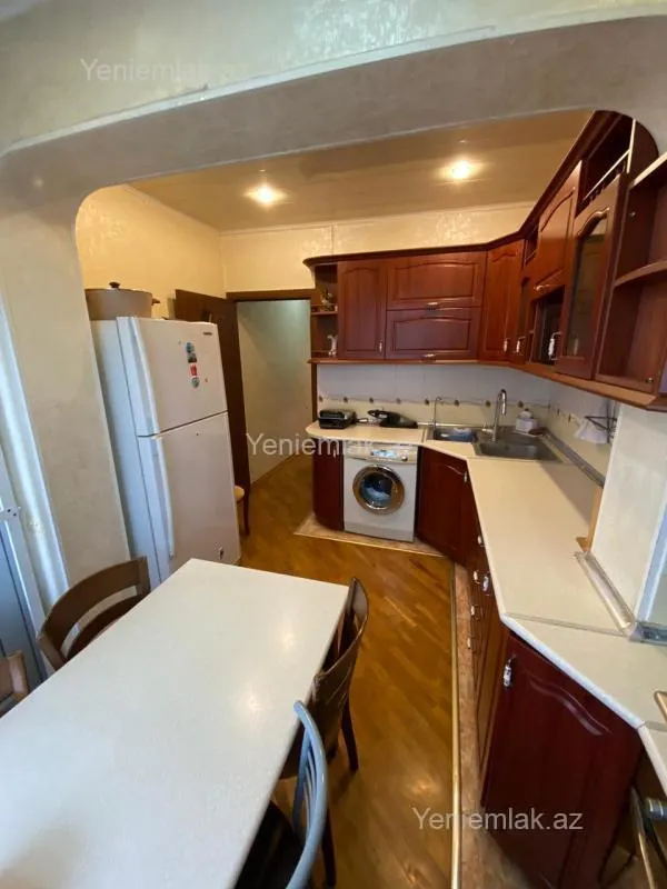 Satılır 4 otaqlı köhnə tikili 105 m²