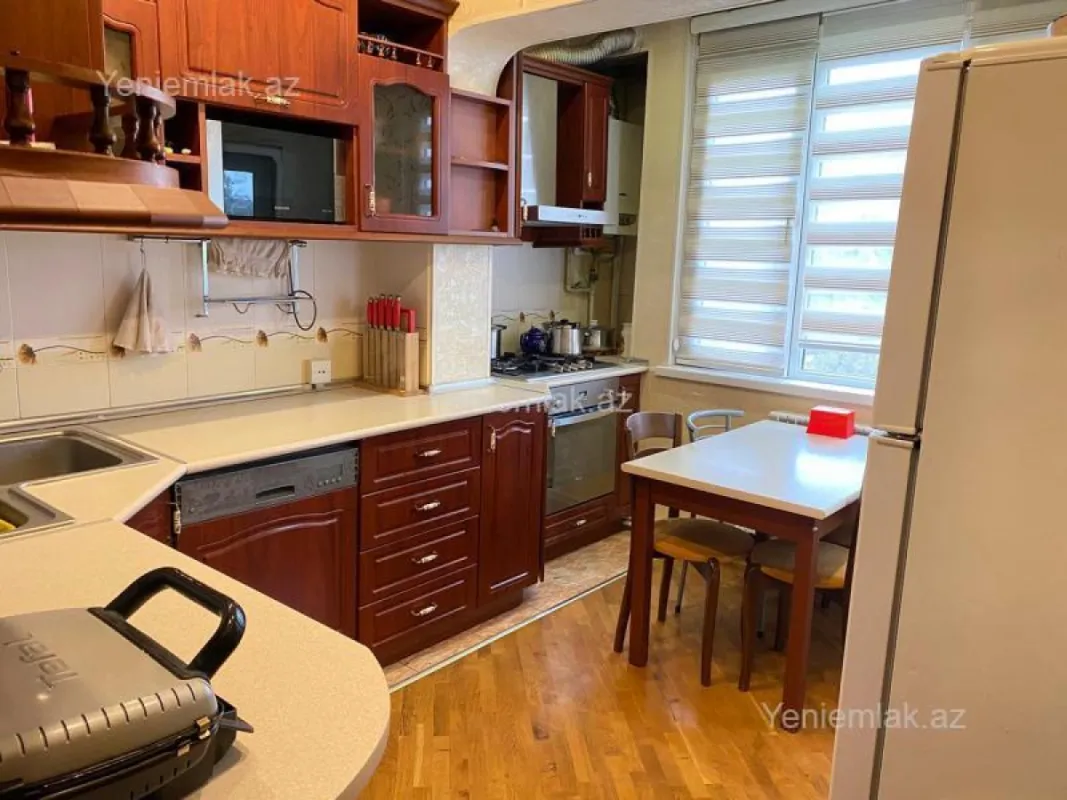 Satılır 4 otaqlı köhnə tikili 105 m²