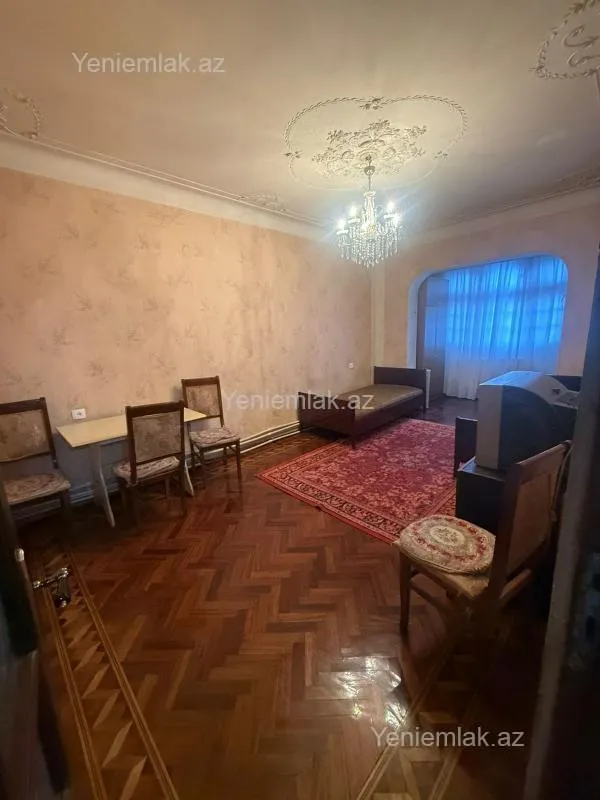 Satılır 4 otaqlı köhnə tikili 120 m²
