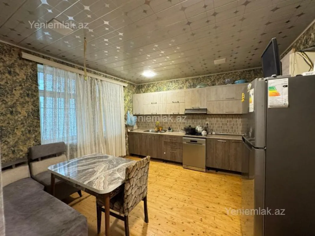 Satılır 7 otaqlı həyət evi 240 m²